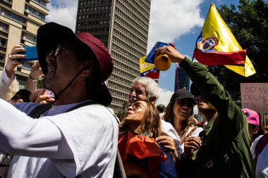 Bogotta, Kolombiya - 6 Mart 2024. Enrique Penalosa, Gustavo Petro 'nun görevden alınmasını istiyor. Hükümet yasa reformlarına karşı barışçıl protesto.