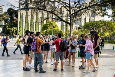 MEDELLİN, COLOMBIA - 17 HAZİRAN 2024: Medellin 'deki ünlü Botero Meydanı' nı bir tur rehberiyle ziyaret eden turistler.