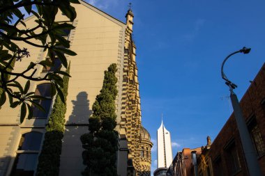 Tarihi, Gotik Uyanış stilinin ayrıntıları, Medellin 'deki Rafael Uribe Uribe Kültür Sarayı 1982 yılında Kolombiya Ulusal Anıtı ve Coltejer Binası.