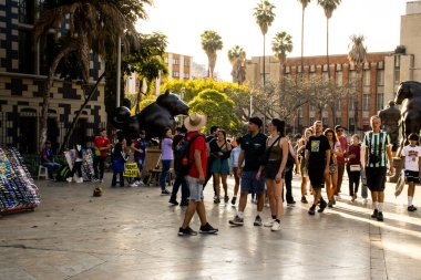 MEDELLİN, COLOMBIA - 17 HAZİRAN 2024: Medellin 'de ünlü Kolombiyalı sanatçı Fernando Botero tarafından yapılan bronz heykelleri ziyaret eden turistler.