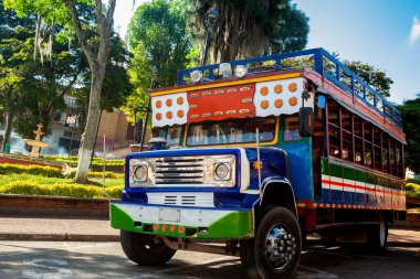 Kolombiya 'dan gelen renkli geleneksel kırsal otobüsün adı Chiva.