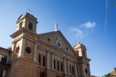 Kolombiya 'nın küçük Pacora kasabasının merkez meydanındaki San Jose de Pacora Kilisesi.