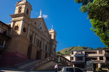 PACORA, COLOMBIA - 15 HAZİRAN 2024: San Jose de Pacora Kilisesi Kolombiya 'nın küçük bir kasabası olan Pacora' nın merkez meydanında