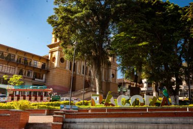 PACORA, COLOMBIA - 15 HAZİRAN 2024: Kolombiya 'nın Caldas departmanındaki güzel küçük Pacora kasabasının merkez meydanı