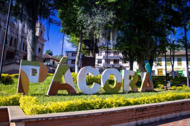 PACORA, COLOMBIA - 15 HAZİRAN 2024: Kolombiya 'nın Caldas departmanındaki güzel küçük Pacora kasabasının merkez meydanı