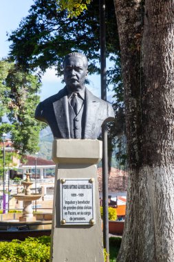PACORA, COLOMBIA - 15 HAZİRAN 2024: Pedro Antonio Alvarez Mejia heykeli Kolombiya 'nın Caldas departmanındaki güzel küçük Pacora kasabasının merkez meydanında