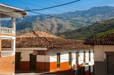 PACORA, COLOMBIA - 15 HAZİRAN 2024: Kolombiya 'nın güzel küçük bir kasabası olan Pacora' nın merkez meydanındaki evlerin manzarası