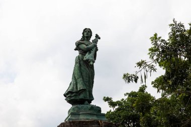 GUADUAS, COLOMBIA - 12 Ocak 2024: Memleketi Guaduas 'taki La Pola olarak da bilinen Kolombiyalı kahraman Policarpa Salavarrieta' nın Anıtı.