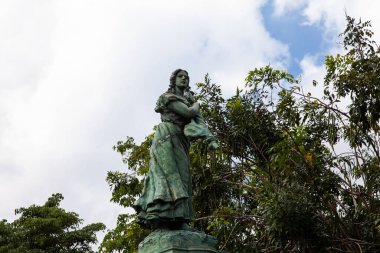 GUADUAS, COLOMBIA - 12 Ocak 2024: Memleketi Guaduas 'taki La Pola olarak da bilinen Kolombiyalı kahraman Policarpa Salavarrieta' nın Anıtı.