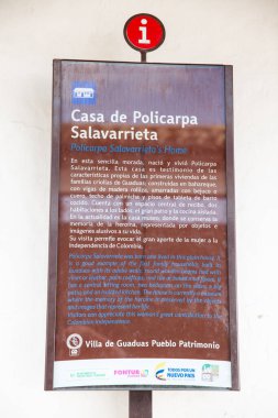 GUADUAS, COLOMBIA - 12 HAZİRAN 2024: Memleketindeki La Pola olarak da bilinen Kolombiya bağımsızlık kahramanı Polis Salavarrieta 'nın Natal Evi' nin girişinde imza.