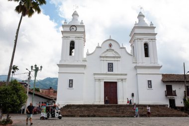 GUADUAS, COLOMBIA - 12 Ocak 2024: Kolombiya 'daki Cundinamarca Bölümü' nde yer alan Guaduas kentindeki merkez meydanın görüntüsü.