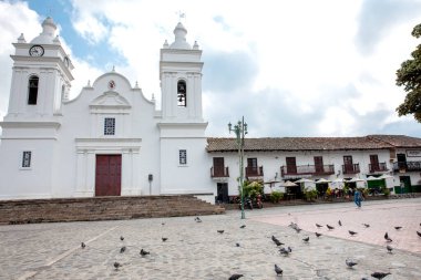 GUADUAS, COLOMBIA - 12 Ocak 2024: Kolombiya 'daki Cundinamarca Bölümü' nde yer alan Guaduas kentindeki merkez meydanın görüntüsü.
