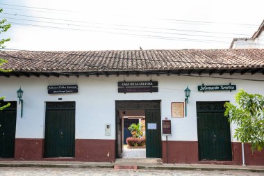 GUADUAS, COLOMBIA - 12 HAZİRAN 2024: Kolombiya 'daki Cundinamarca Bölümü' nde bulunan Guaduas şehrindeki Kültür Evi Cephesi.