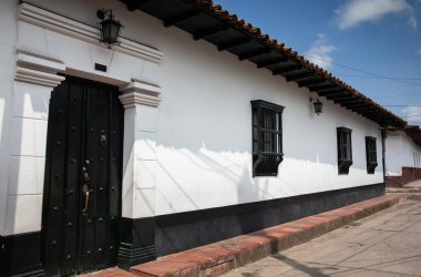 Kolombiya 'daki Cundinamarca Bölümü' nde bulunan Guaduas Miras Kasabası 'nın güzel sokaklarının manzarası..