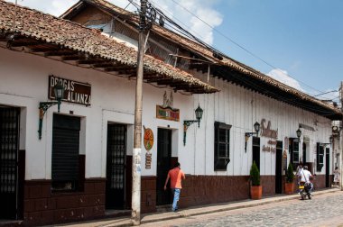 GUADUAS, COLOMBIA - 12 HAZİRAN 2024: Kolombiya 'daki Cundinamarca Bölümü' nde yer alan Heritage Town of Guaduas 'ın merkezi meydanındaki güzel caddelerin manzarası.