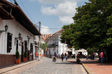 GUADUAS, COLOMBIA - 12 HAZİRAN 2024: Kolombiya 'daki Cundinamarca Bölümü' nde yer alan Heritage Town of Guaduas 'ın merkezi meydanındaki güzel caddelerin manzarası.