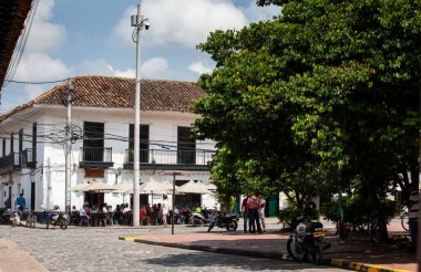 GUADUAS, COLOMBIA - 12 HAZİRAN 2024: Kolombiya 'daki Cundinamarca Bölümü' nde yer alan Heritage Town of Guaduas 'ın merkezi meydanındaki güzel caddelerin manzarası.