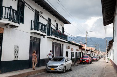 GUADUAS, COLOMBIA - 12 Ocak 2024: Kolombiya 'daki Cundinamarca Bölümü' nde yer alan Guaduas Heritage Town 'un güzel sokaklarının manzarası.