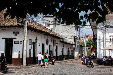GUADUAS, COLOMBIA - 12 HAZİRAN 2024: Kolombiya 'daki Cundinamarca Bölümü' nde yer alan Heritage Town of Guaduas 'ın merkezi meydanındaki güzel caddelerin manzarası.