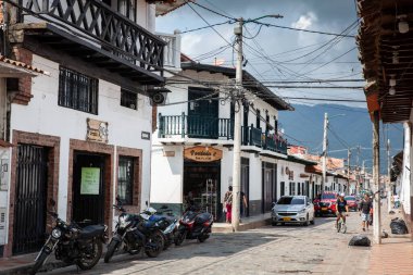 GUADUAS, COLOMBIA - 12 Ocak 2024: Kolombiya 'daki Cundinamarca Bölümü' nde yer alan Guaduas Heritage Town 'un güzel sokaklarının manzarası.