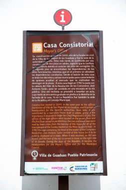 Guadura, COLOMBIA - 12 Ocak 2024: 1644 'te Guaduas' ın Miras Kasabası 'nda inşa edilen belediye başkanlığı ofisinde bilgi levhası. 1782 'de Jose Antonio Galan' ın kafesi buraya geldi..