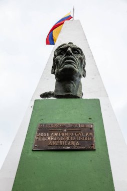 GUADUAS, COLOMBIA - 12 Ocak 2024: Comuneros Devrim Anıtı lideri Jose Antonio Galan 'ın 1782' de kafesinin kafesinin kafesi ile birlikte geldiği Guaduas 'taki Heritage Town' da.