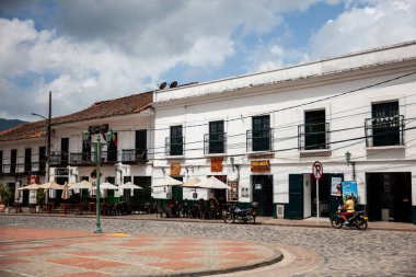 GUADUAS, COLOMBIA - 12 HAZİRAN 2024: Kolombiya 'daki Cundinamarca Bölümü' nde yer alan Heritage Town of Guaduas 'ın merkezi meydanındaki güzel caddelerin manzarası.