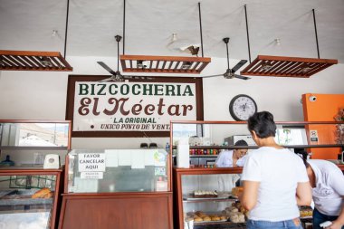 GUADUAS, COLOMBIA - 12 Ocak 2024: 1901 'de kurulan Guaduas Heritage Town' un merkez meydanındaki Tarihi El Nektar pastanesi.