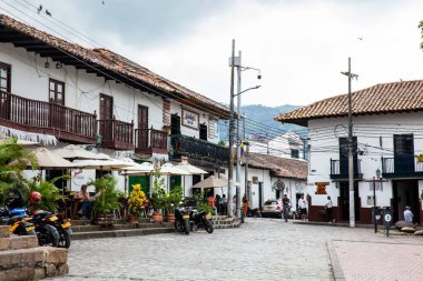 GUADUAS, COLOMBIA - 12 HAZİRAN 2024: Kolombiya 'daki Cundinamarca Bölümü' nde yer alan Heritage Town of Guaduas 'ın merkezi meydanındaki güzel caddelerin manzarası.