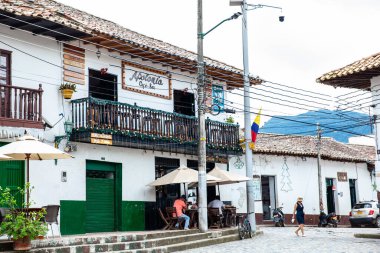 GUADUAS, COLOMBIA - 12 HAZİRAN 2024: Kolombiya 'daki Cundinamarca Bölümü' nde yer alan Heritage Town of Guaduas 'ın merkezi meydanındaki güzel caddelerin manzarası.
