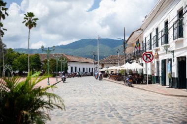 GUADUAS, COLOMBIA - 12 HAZİRAN 2024: Kolombiya 'daki Cundinamarca Bölümü' nde yer alan Heritage Town of Guaduas 'ın merkezi meydanındaki güzel caddelerin manzarası.