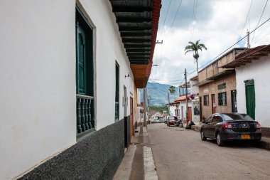 GUADUAS, COLOMBIA - 12 Ocak 2024: Kolombiya 'daki Cundinamarca Bölümü' nde yer alan Guaduas Heritage Town 'un güzel sokaklarının manzarası.