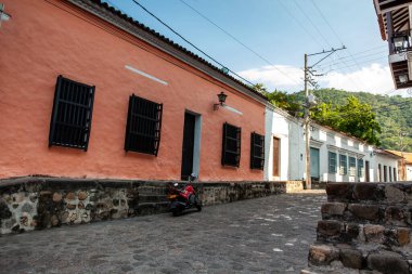Honda 'nın güzel antik caddeleri Kolombiya' nın Tolima bölgesinde yer alır.