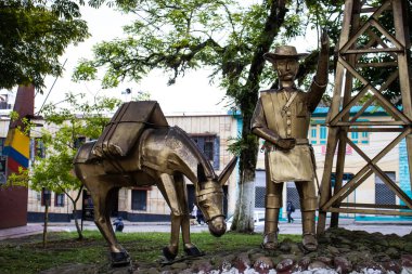 FRESNO, COLOMBIA - 13 Ocak 2024: Kolombiya 'nın Tolima bölgesindeki küçük Fresno kasabasının merkez meydanı
