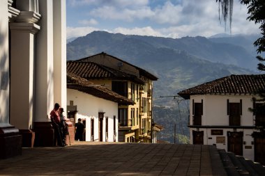 SALAMINA, COLOMBIA - 14 HAZİRAN 2024: Salamina 'nın miras kasabası ile ilgili Lekesiz Gebeliğin Güzel Küçük Bazilikası' nın girişindeki son sınıflar