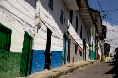 Salamina 'nın güzel caddesi Kolombiya' nın Caldas bölgesinde yer almaktadır..