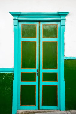 Kolombiya 'nın Caldas bölgesinde yer alan Salamina' nın tarihi şehir merkezindeki güzel yüzlü evler..