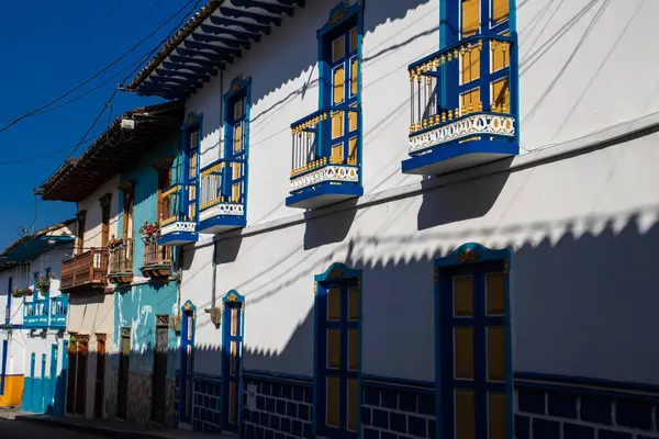 Piękna Fasada Domów Historycznym Centrum Miasta Dziedzictwa Salamina Znajduje Się — Zdjęcie stockowe