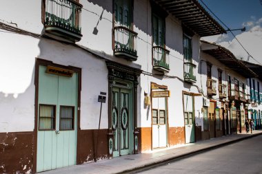 SALAMINA, COLOMBIA - 14 HAZİRAN 2024: Kolombiya 'nın Caldas bölgesinde yer alan Salamina miras kasabasında kültür evi. Meşhur şeytan giriş kapısında.