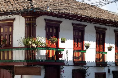 Kolombiya 'nın Caldas bölgesinde yer alan Salamina' nın tarihi şehir merkezindeki güzel yüzlü evler..