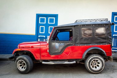 Geleneksel yipao Kolombiya 'nın Caldas departmanındaki Salamina' nın güzel bir sokağında..