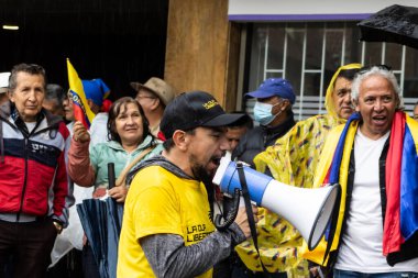 BOGOTA, COLOMBIA - 21 Nisan 2024. March, Gustavo Petro 'nun itham edilmesini istiyor. Gustavo Petro hükümetinin yasa reformlarına karşı Bogota Kolombiya 'da barışçıl protesto yürüyüşü.