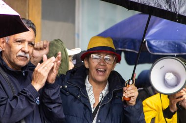 BOGOTA, COLOMBIA - 21 Nisan 2024. March, Gustavo Petro 'nun itham edilmesini istiyor. Gustavo Petro hükümetinin yasa reformlarına karşı Bogota Kolombiya 'da barışçıl protesto yürüyüşü.