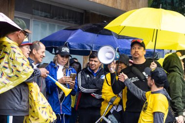 BOGOTA, COLOMBIA - 21 Nisan 2024. March, Gustavo Petro 'nun itham edilmesini istiyor. Gustavo Petro hükümetinin yasa reformlarına karşı Bogota Kolombiya 'da barışçıl protesto yürüyüşü.