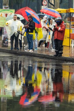 BOGOTA, COLOMBIA - 21 Nisan 2024. March, Gustavo Petro 'nun itham edilmesini istiyor. Gustavo Petro hükümetinin yasa reformlarına karşı Bogota Kolombiya 'da barışçıl protesto yürüyüşü.