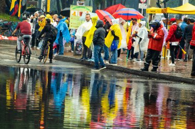 BOGOTA, COLOMBIA - 21 Nisan 2024. March, Gustavo Petro 'nun itham edilmesini istiyor. Gustavo Petro hükümetinin yasa reformlarına karşı Bogota Kolombiya 'da barışçıl protesto yürüyüşü.