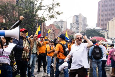 BOGOTA, COLOMBIA - 21 Nisan 2024. March, Gustavo Petro 'nun itham edilmesini istiyor. Gustavo Petro hükümetinin yasa reformlarına karşı Bogota Kolombiya 'da barışçıl protesto yürüyüşü.