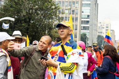 BOGOTA, COLOMBIA - 21 Nisan 2024. March, Gustavo Petro 'nun itham edilmesini istiyor. Gustavo Petro hükümetinin yasa reformlarına karşı Bogota Kolombiya 'da barışçıl protesto yürüyüşü.