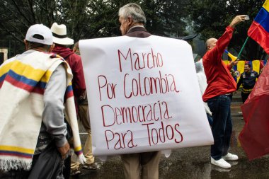 BOGOTA, COLOMBIA - 21 Nisan 2024. March, Gustavo Petro 'nun itham edilmesini istiyor. Gustavo Petro hükümetinin yasa reformlarına karşı Bogota Kolombiya 'da barışçıl protesto yürüyüşü.