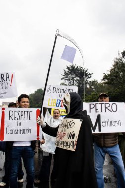 BOGOTA, COLOMBIA - 21 Nisan 2024. March, Gustavo Petro 'nun itham edilmesini istiyor. Gustavo Petro hükümetinin yasa reformlarına karşı Bogota Kolombiya 'da barışçıl protesto yürüyüşü.